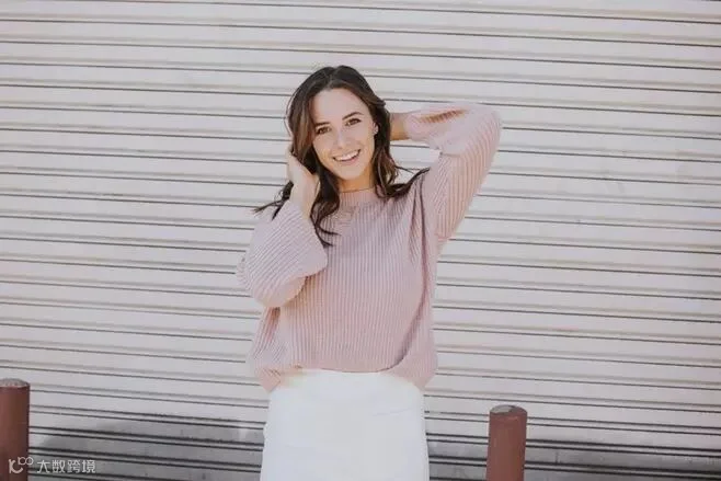 肖像,快乐,女人,时尚博客,时尚摄影,时尚风格,洛杉矶,黑发,年轻女人,微笑,微笑,长发,发型,手,触感,友好,粉色,毛衣,女性,女性
