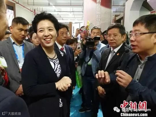 湖南省委副书记乌兰与安化馆工作人员亲切交流 周翔 摄