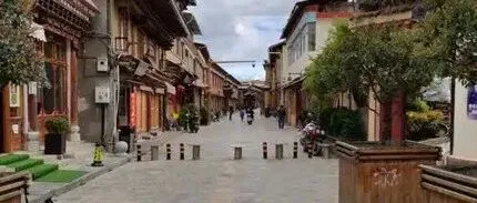 在四川泸定这座大渡河城：去康定之外更近藏区气场，街巷腔调满带川西山地味