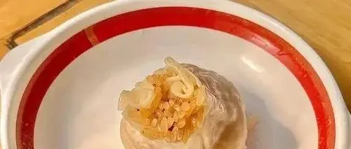 芜湖团结四村的红星早点铺老板凌晨三点起来揉面，二十五年老街坊的豆浆都是自带保温杯来的。
