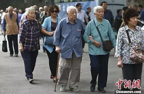 资料图:退休教师们参加活动。 中新社记者 泱波 摄