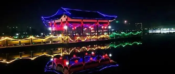 湖南郴州爱莲湖新区修得挺利索，可一到深夜街边能吃东西的地方一下子少了，属于深夜觅食困难区。