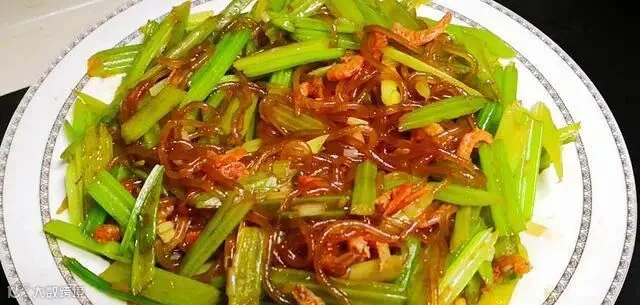 炒粉条时，切忌焯水后直接炒，多做1步，根根顺滑，不成坨不粘锅