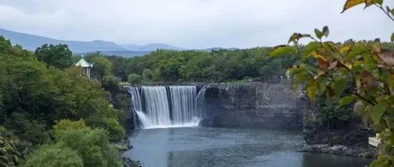 牡丹江那个“镜泊湖文旅小镇”项目因为什么情况被黑龙江官方通报为烂尾，至今仍未复工？