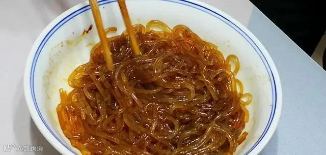 炒粉条时，切忌焯水后直接炒，多做1步，根根顺滑，不成坨不粘锅