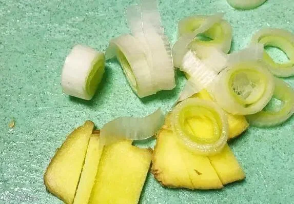 鸡腿炒香菇太香了，邻居闻味来敲门，3步做出饭店味！