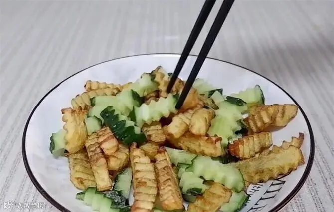 土豆和黄瓜搭配一道小菜,撒点盐和胡椒粉,吃起来味道嘎嘎香