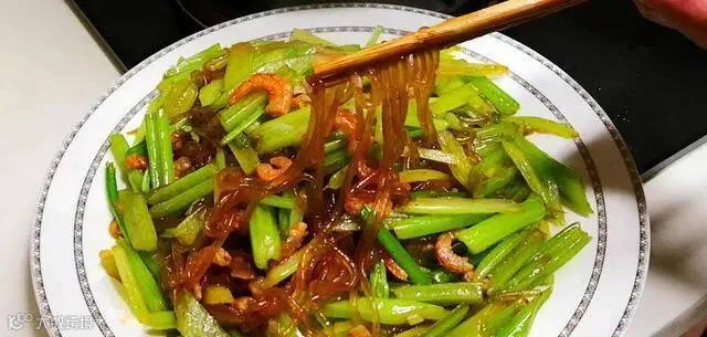 炒粉条时，切忌焯水后直接炒，多做1步，根根顺滑，不成坨不粘锅