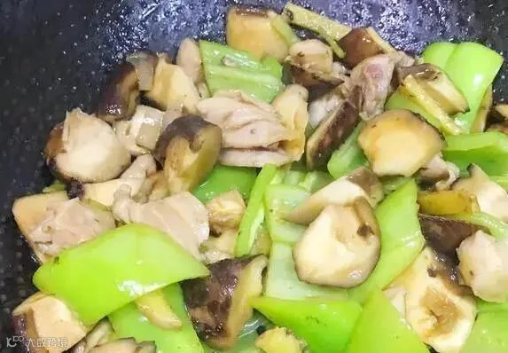 鸡腿炒香菇太香了，邻居闻味来敲门，3步做出饭店味！