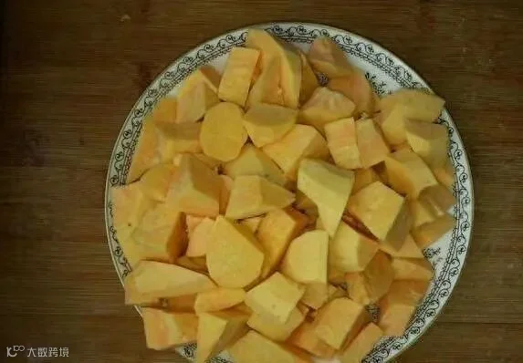 红薯切块撒点粉，炸出金黄不发黑，拔丝蜜汁哪款香？