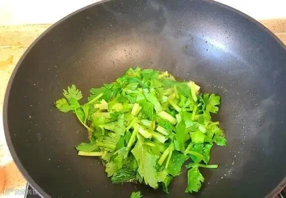 吃它越嚼越瘦，芹菜炒蛋热量低，营养高还能管住嘴？