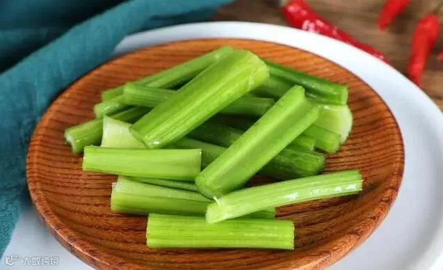 炒芹菜别焯水!掌握这技巧,脆嫩爽口一口接一口,吃不够!
