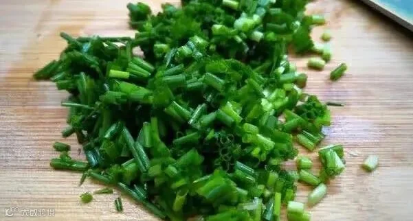 白萝卜切丝不凉拌，加面粉制成饼煎至金黄超香