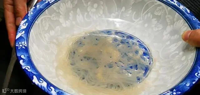 炒粉条时，切忌焯水后直接炒，多做1步，根根顺滑，不成坨不粘锅