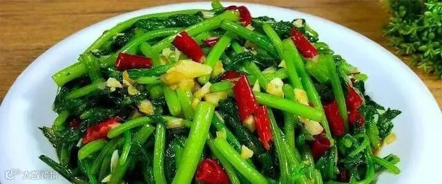 维生素是苹果的6倍，建议中老年多吃这3样菜，手脚有劲精神好