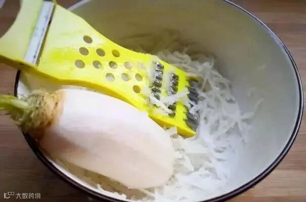 白萝卜切丝不凉拌，加面粉制成饼煎至金黄超香