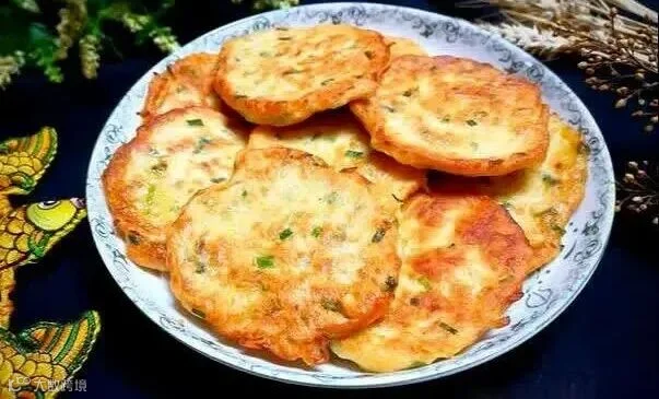 白萝卜切丝不凉拌，加面粉制成饼煎至金黄超香