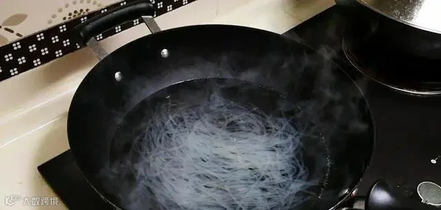 炒粉条时，切忌焯水后直接炒，多做1步，根根顺滑，不成坨不粘锅