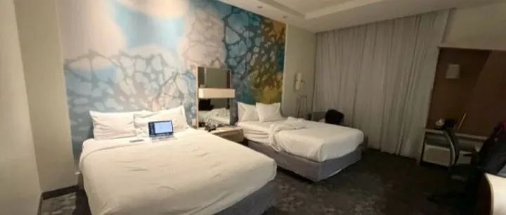 “退钱哥”吐槽美国酒店345美元一晚，WiFi要收费：离谱到家了；此前落地墨西哥被骗，花2.5万元买2张世界杯“山顶票”，自称“大冤种”