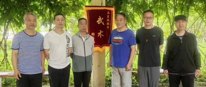 <em>丹东</em>武林传佳话 武友周胜送站旗