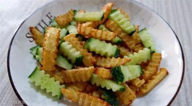土豆和黄瓜搭配一道小菜，撒点盐和胡椒粉，吃起来味道嘎嘎香