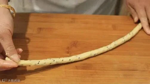 10分钟学会麻花做法，成本不到10元，香酥满屋谁能不爱？