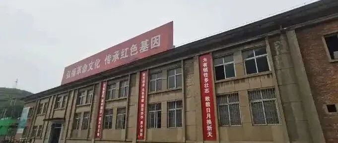 曾经济南人争着抢着都想进的“六七七”厂，如今大门生锈，院里荒草疯长。