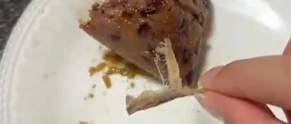 女子在粽子中吃出烟头，索赔1000元遭拒，商家称“车间全是女工不可能有烟头”；市场监管局介入