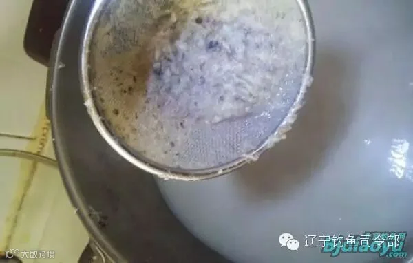 捞出肉渣(可以趁热吃点儿)