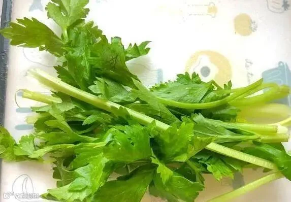 吃它越嚼越瘦，芹菜炒蛋热量低，营养高还能管住嘴？