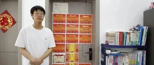 看不见文字，却“听”得见理想！四川一励志少年视力仅0.04靠“听书听课”圆梦中考，考取781.8总分、物理满分的好成绩！