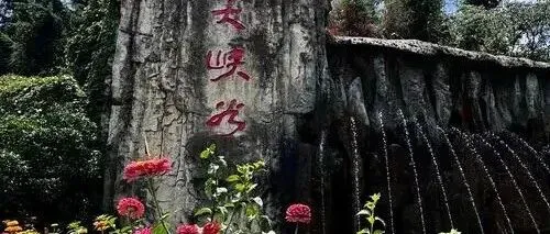 贵州贵阳在一个只有21人的偏僻村落，砸下1.09亿元建出个冷冷清清烂着的景点。