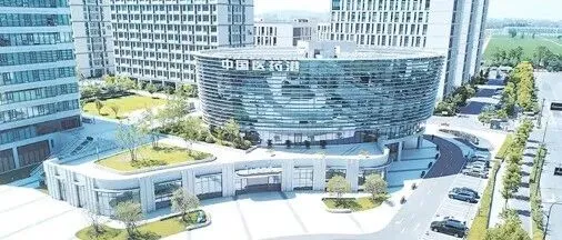 辽宁给辽宁争光了，丹东第一家市值千亿的企业横空登场了，那就是鸭绿江医药！