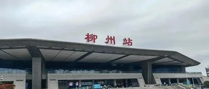 柳州高铁站出租车拒载乱象被彻底整治，旅客一出站就能坐上正规车再也不闹心。