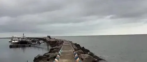 牙买加记者在几内亚深水港项目现场连按快门，说中国企业建的防波堤比欧洲规范还牢