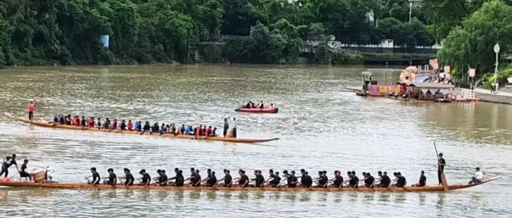 相隔1小时车程的两座古城：凤凰好皮囊，<em>铜仁</em>热心肠