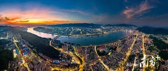 广东肇庆新区修得挺体面，可一到半夜街边宵夜摊全都不见踪影，属于深夜觅食困难区。