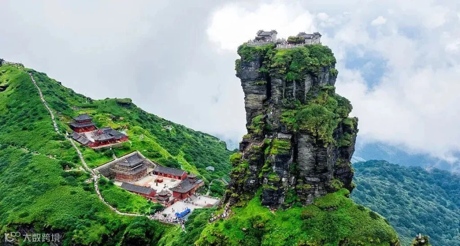 image-02-梵净山金顶与山间寺庙