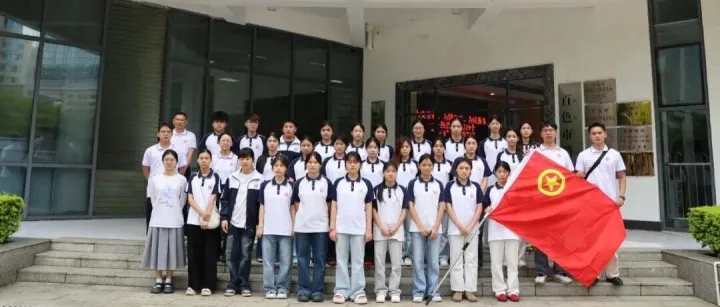 <em>百色</em>工业技工学校师生走进百色市档案馆