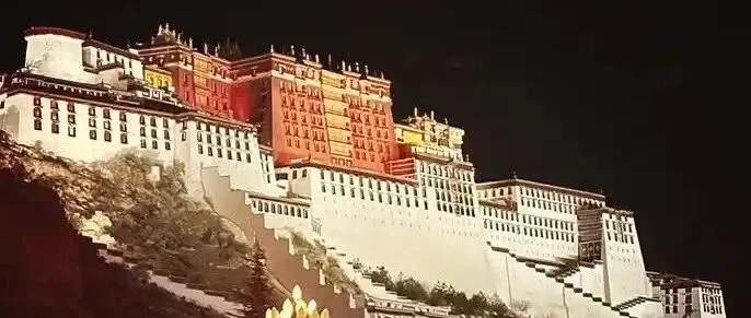 <em>山南</em>雍布拉康宫殿灯光秀首演，西藏第一座宫殿亮了