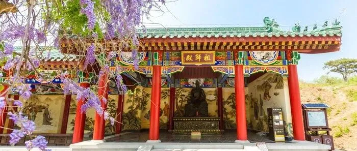 河南王屋山“天下第一洞天”沦为婚纱摄影基地！道士做法事，新人在旁边摆拍，互不干扰。