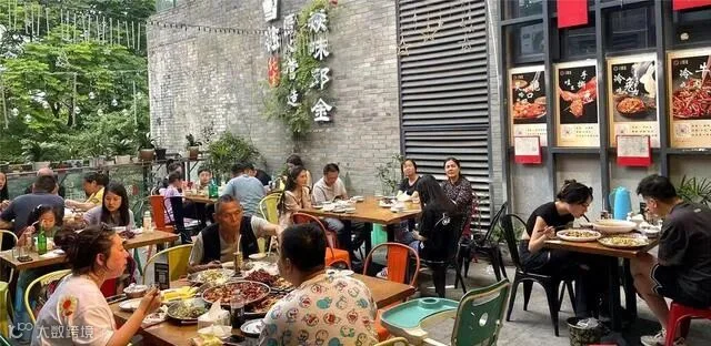 image-04-盐帮菜餐饮街人潮