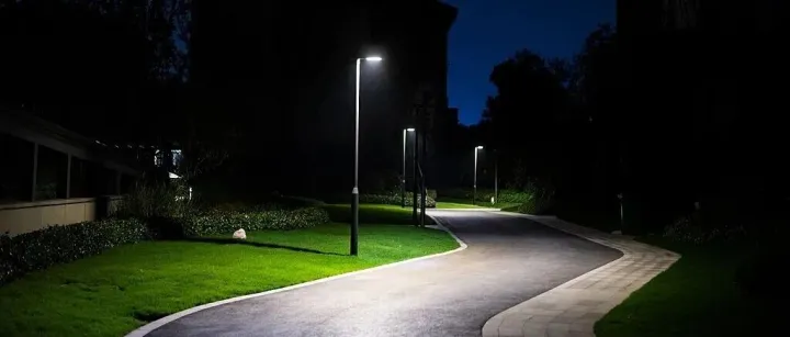 太暗看不清路，太亮影响睡眠……小区楼前的路灯，亮度多少算合适？