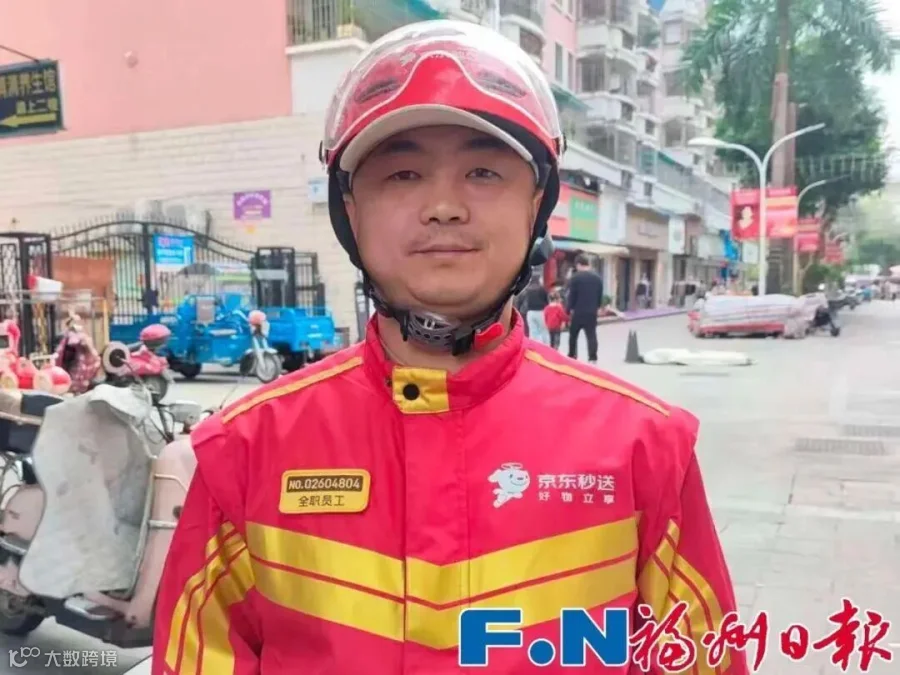 外卖骑手何春芳2.jpg