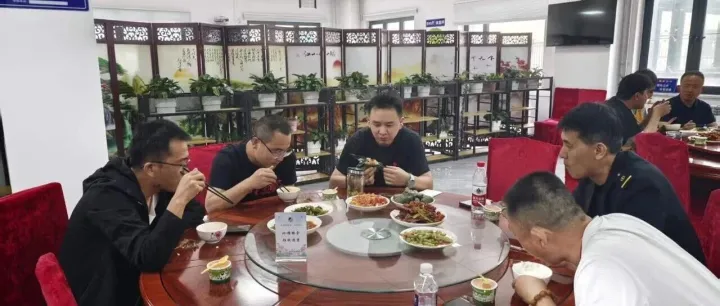 一口热粽温暖了职工的心