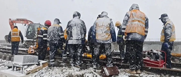 漫天风雪！他们在世界铁路海拔最高点奋战3小时……