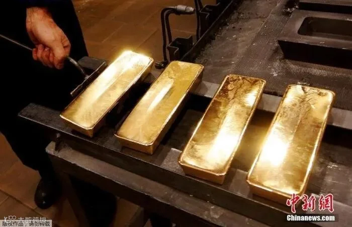 已经成型的金条被放到水中冷却