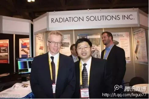 阳光创译总经理吕国博士在2013PDAC与合作伙伴Radiation Solutions INC.合影
