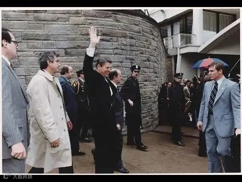 1981年3月30日。美国总统罗纳德·里根在华盛顿特区的一家酒店外被约翰·欣克利 Jr. 开枪击中胸部；另有三人在同一事件中受伤。