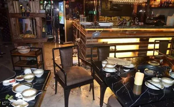 要求火锅店女服务员陪酒被拒 三男子打砸餐厅